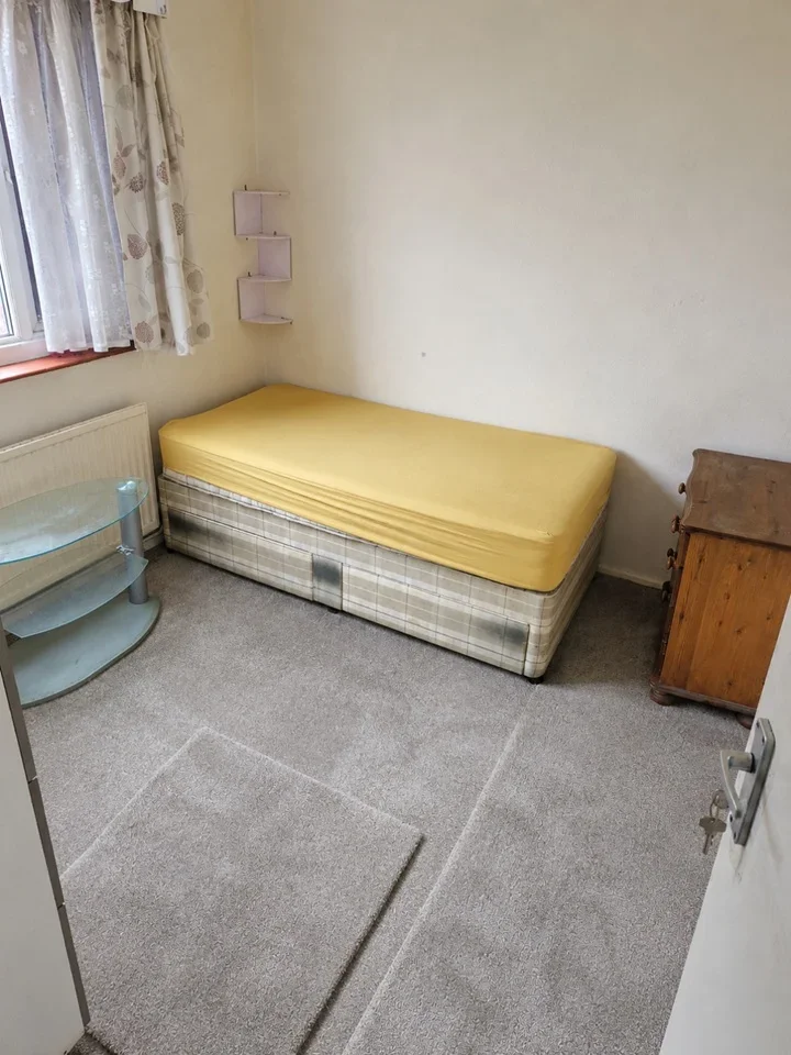 Room Maxwell Road in Greater London