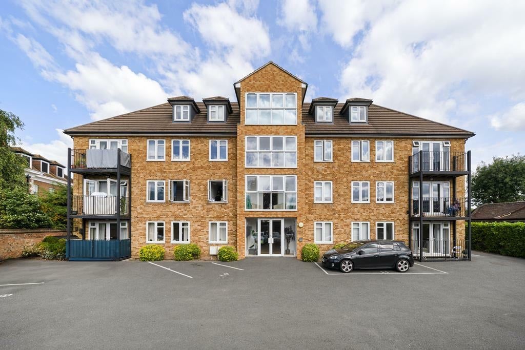 Flat Portsmouth Road in Elmbridge