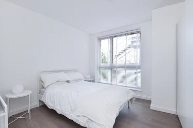 Flat Renfrew Road in Greater London