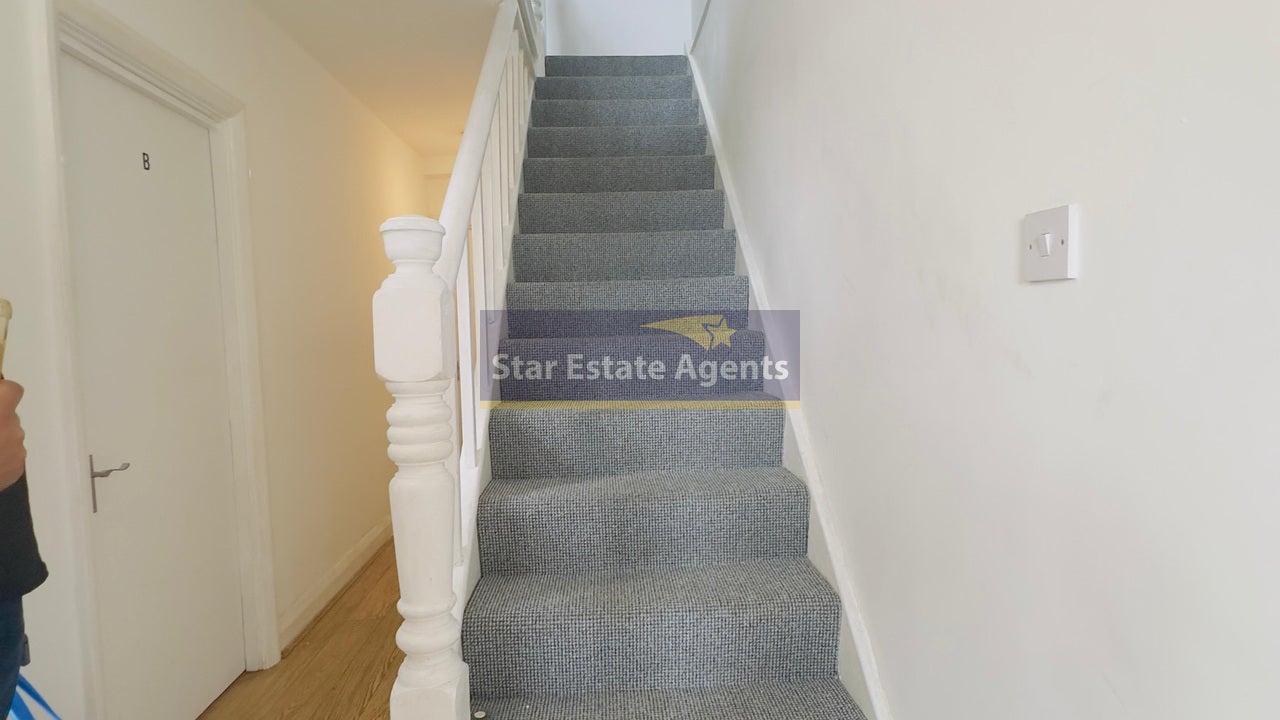 Flat Oldfield Lane South in Greater London