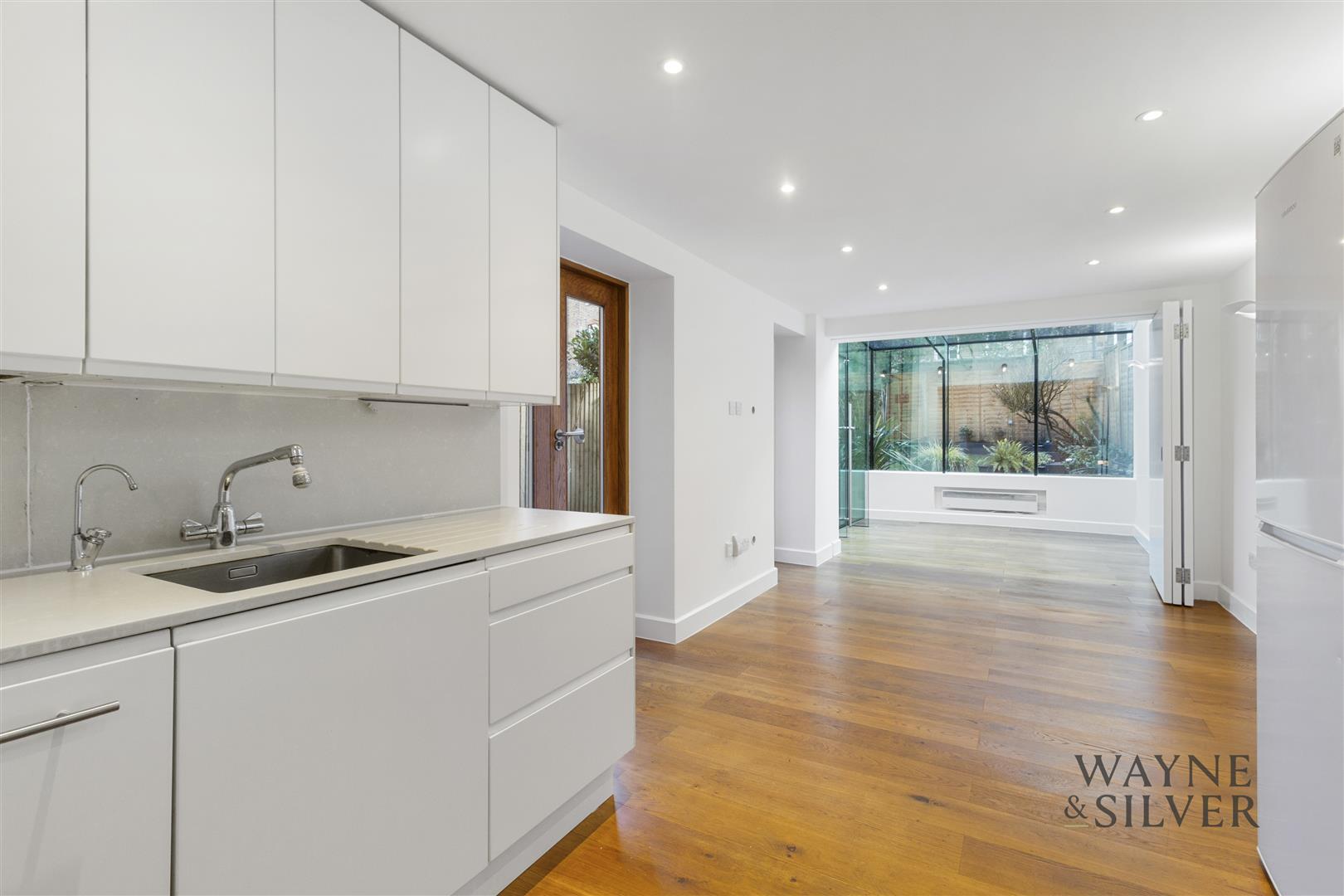 Flat Denning Road in Greater London