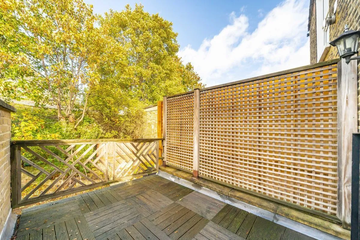 Flat Summerley Street in Greater London