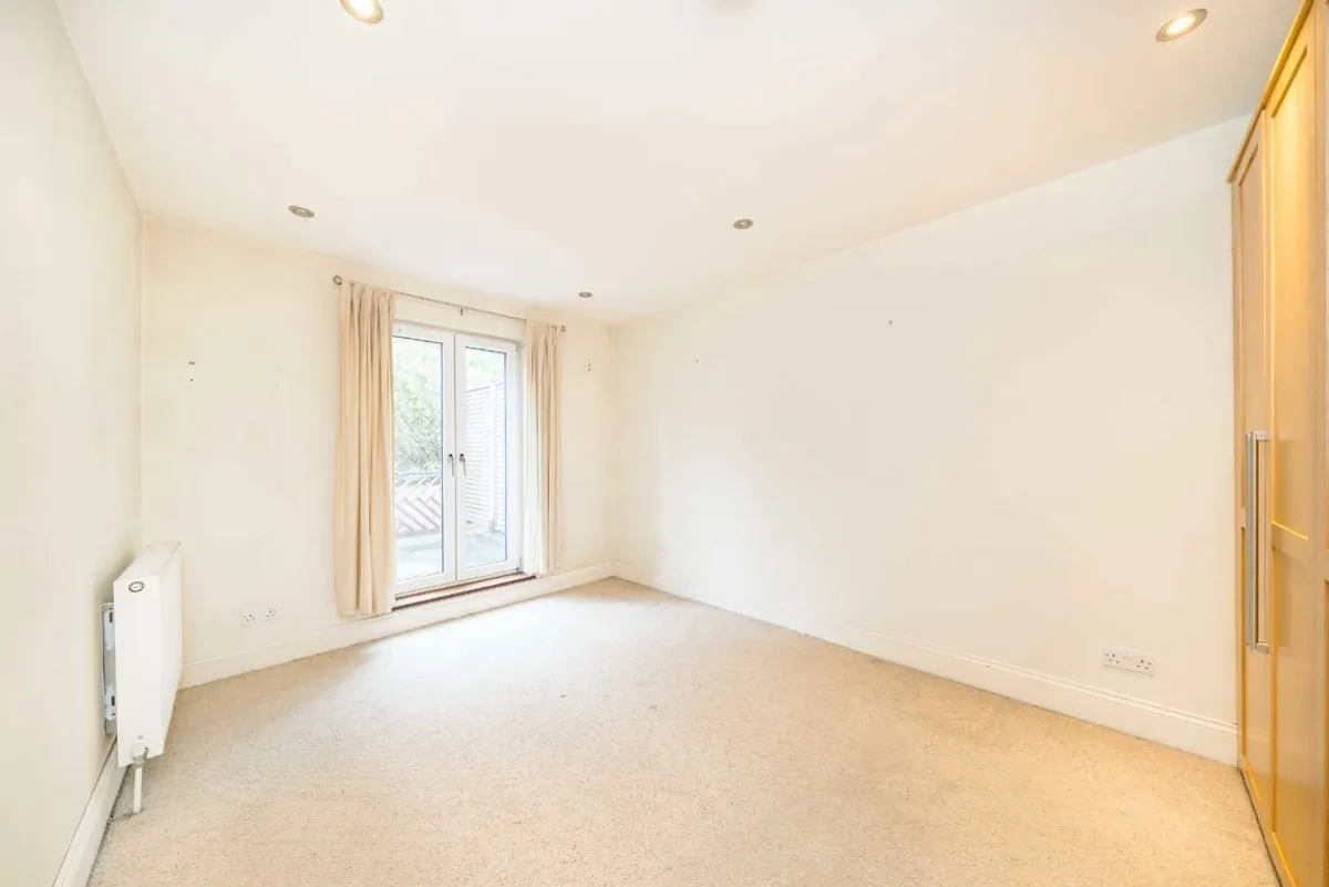 Flat Summerley Street in Greater London