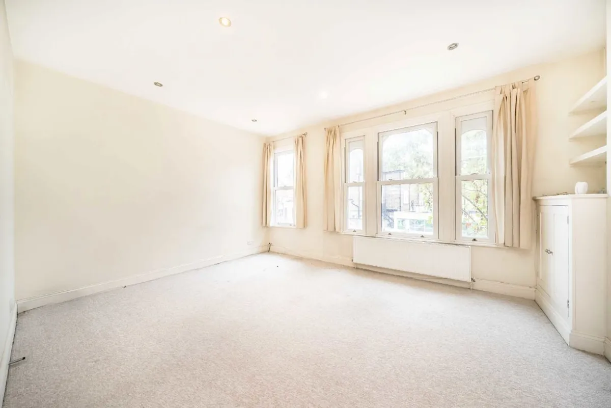 Flat Summerley Street in Greater London