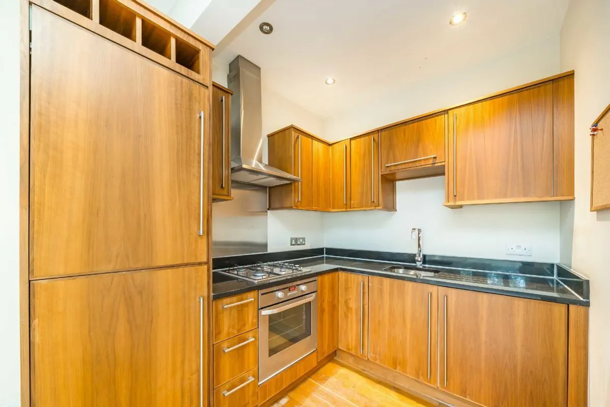 Flat Summerley Street in Greater London