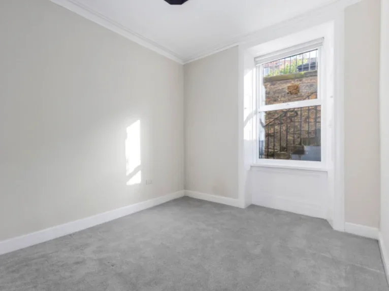 Flat Broughton Road in Edinburgh