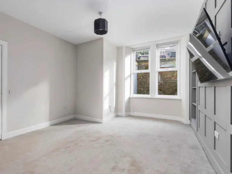 Flat Broughton Road in Edinburgh