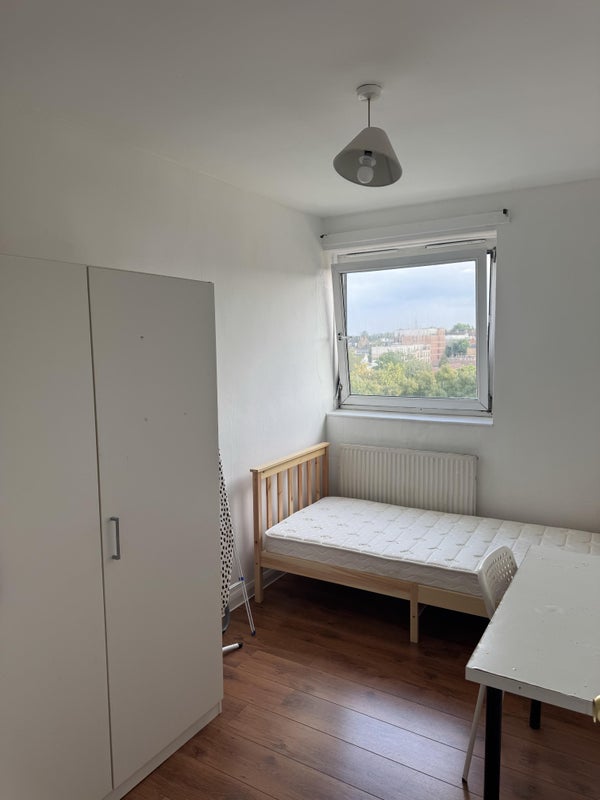 Room Douglas Way in Greater London