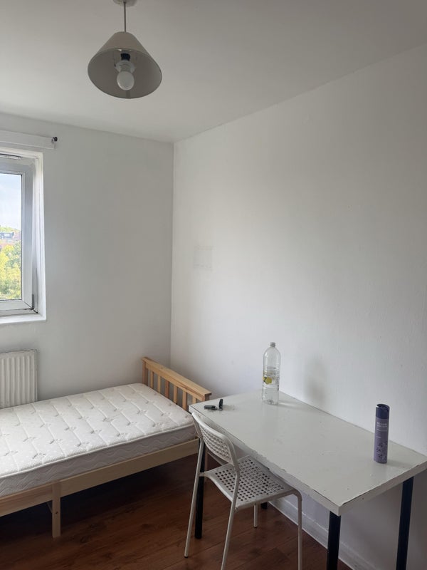 Room Douglas Way in Greater London