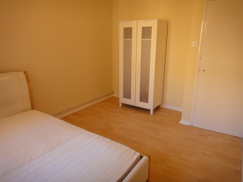 Room Douglas Way in Greater London