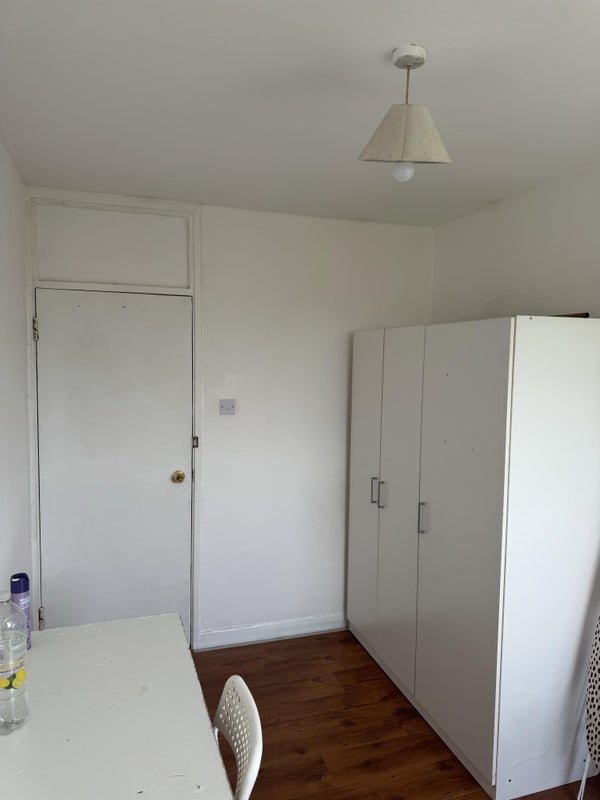 Room Douglas Way in Greater London