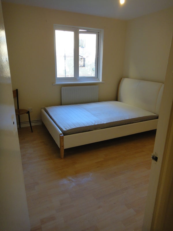 Room Douglas Way in Greater London