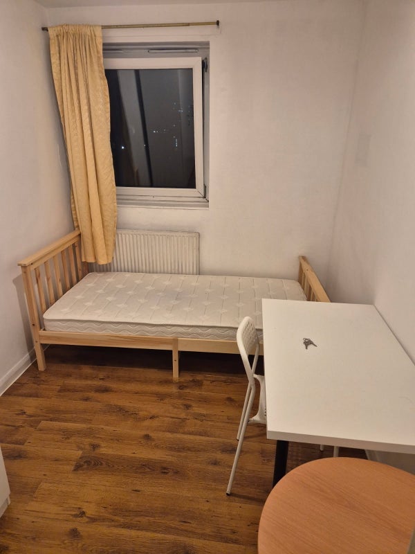 Room Douglas Way in Greater London