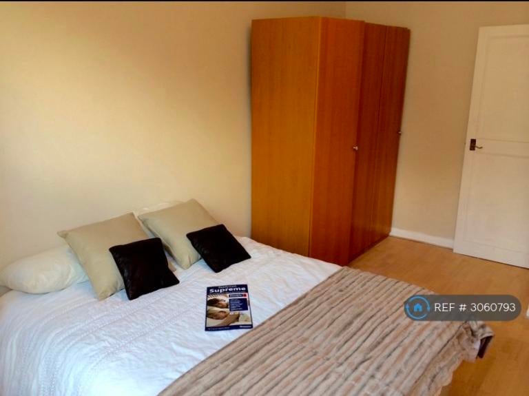 Flat Radipole Road in Greater London