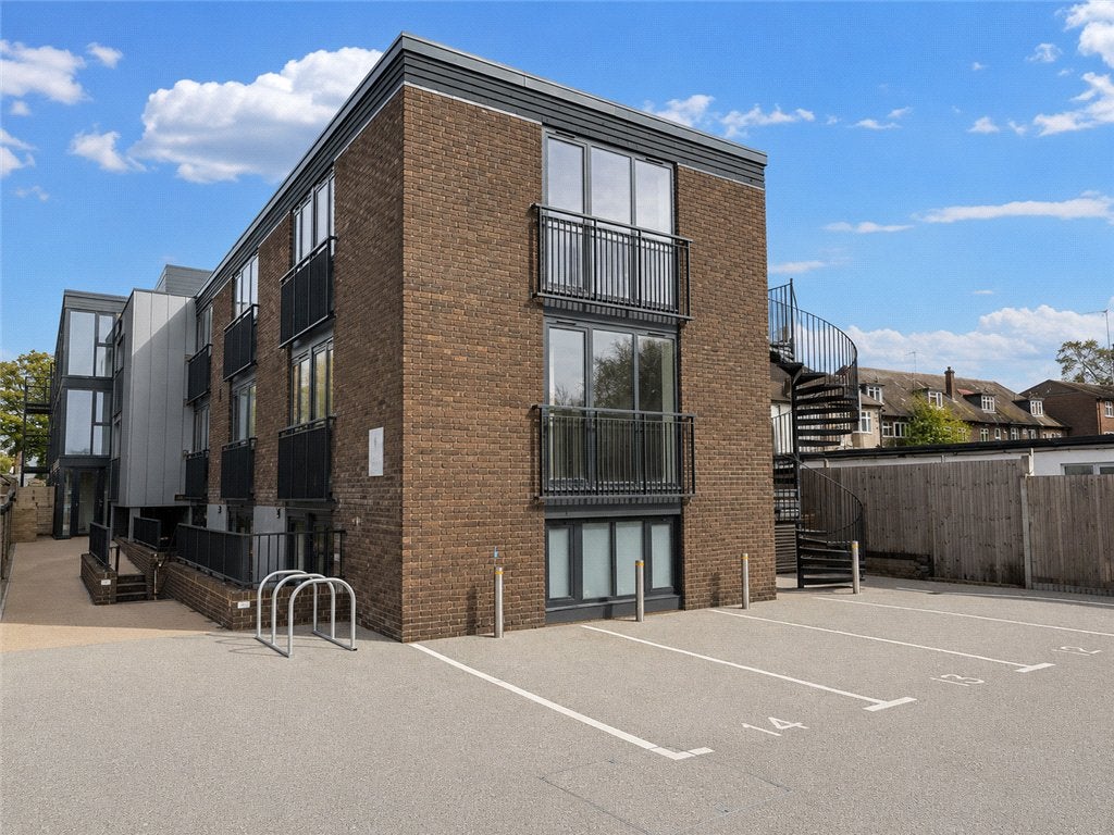 Flat Kingston Road in Epsom and Ewell