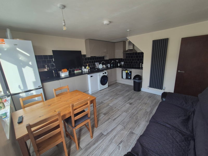 Room Lucey Way in Greater London
