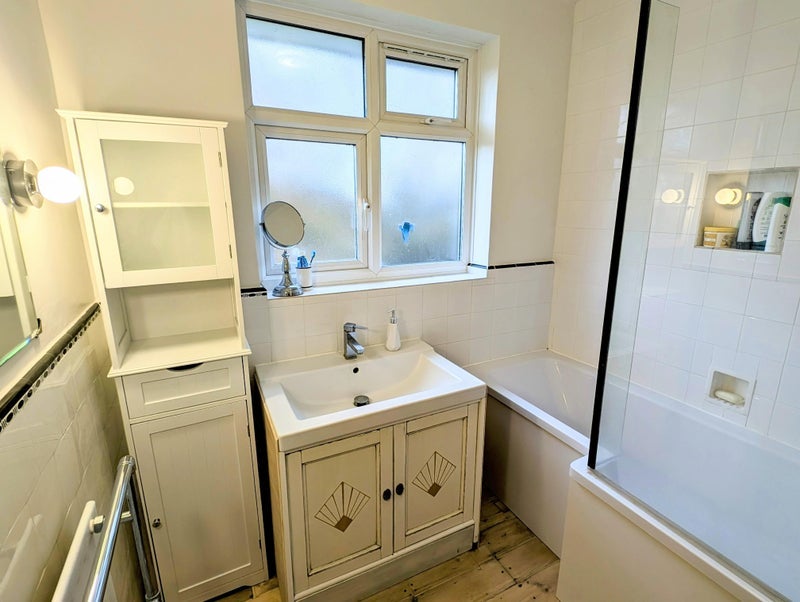 Room Westhurst Drive in Greater London