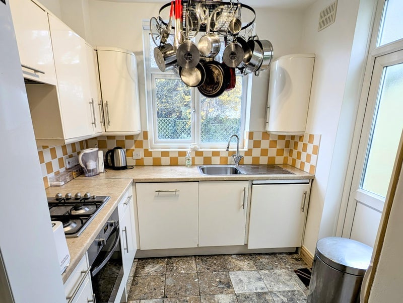 Room Westhurst Drive in Greater London