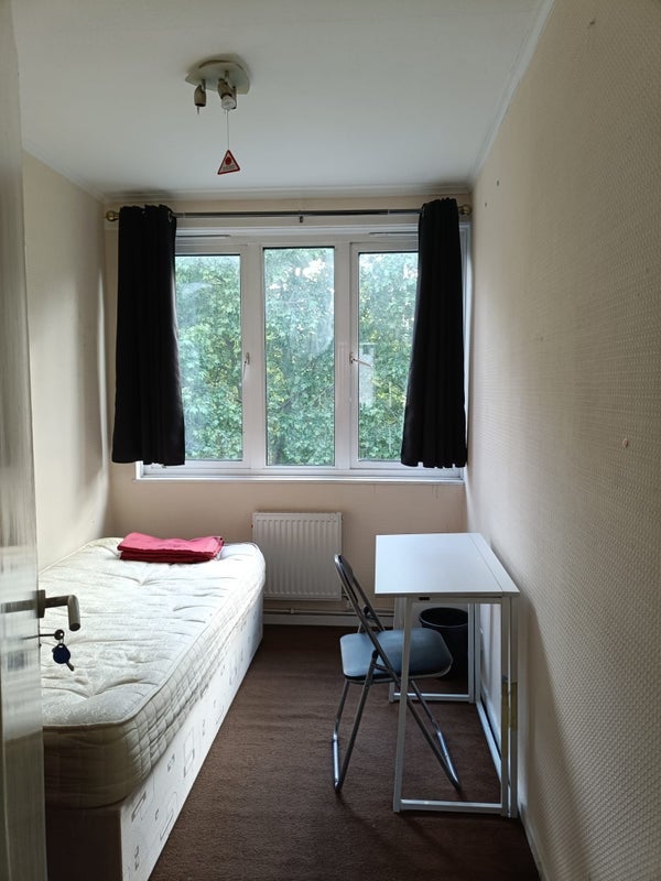 Room Thessaly Road in Greater London