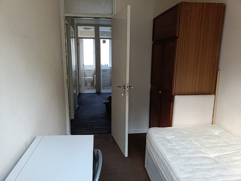 Room Thessaly Road in Greater London