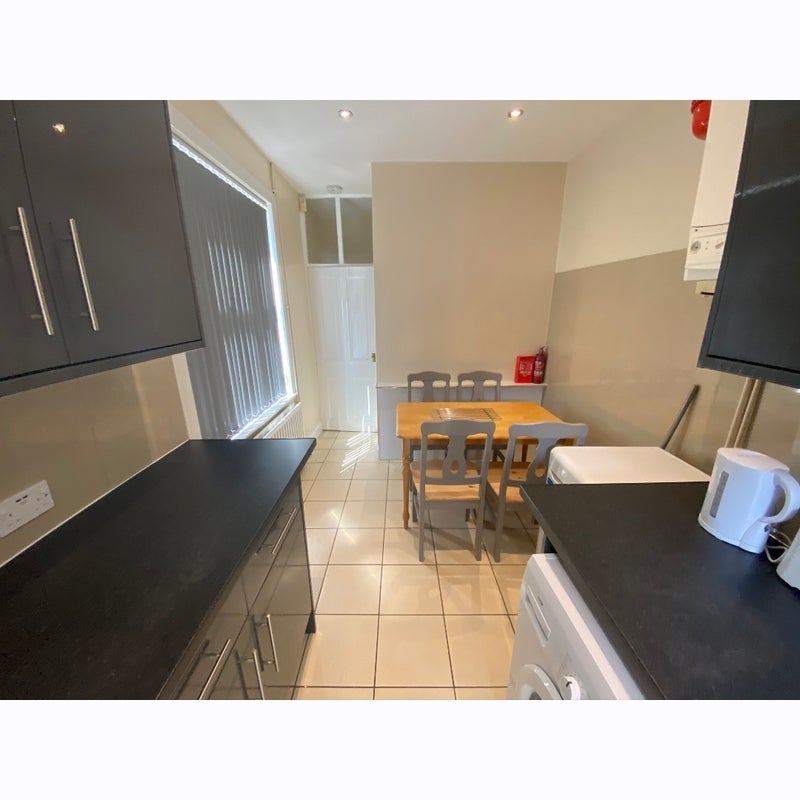 Room Adderley Road in Leicester