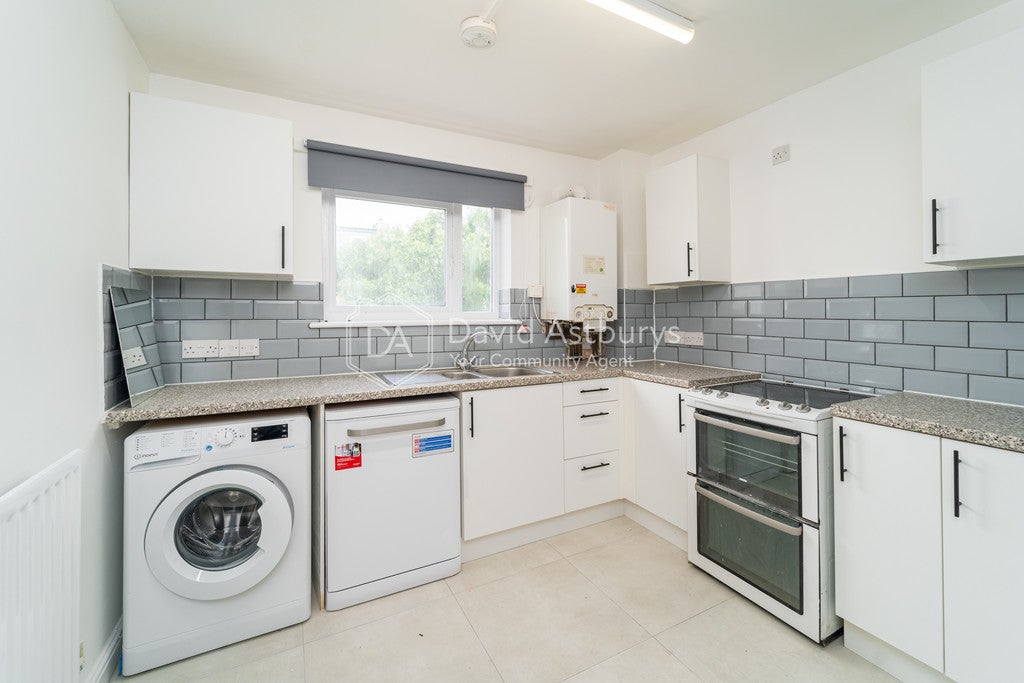 Flat Parkside Crescent in Greater London