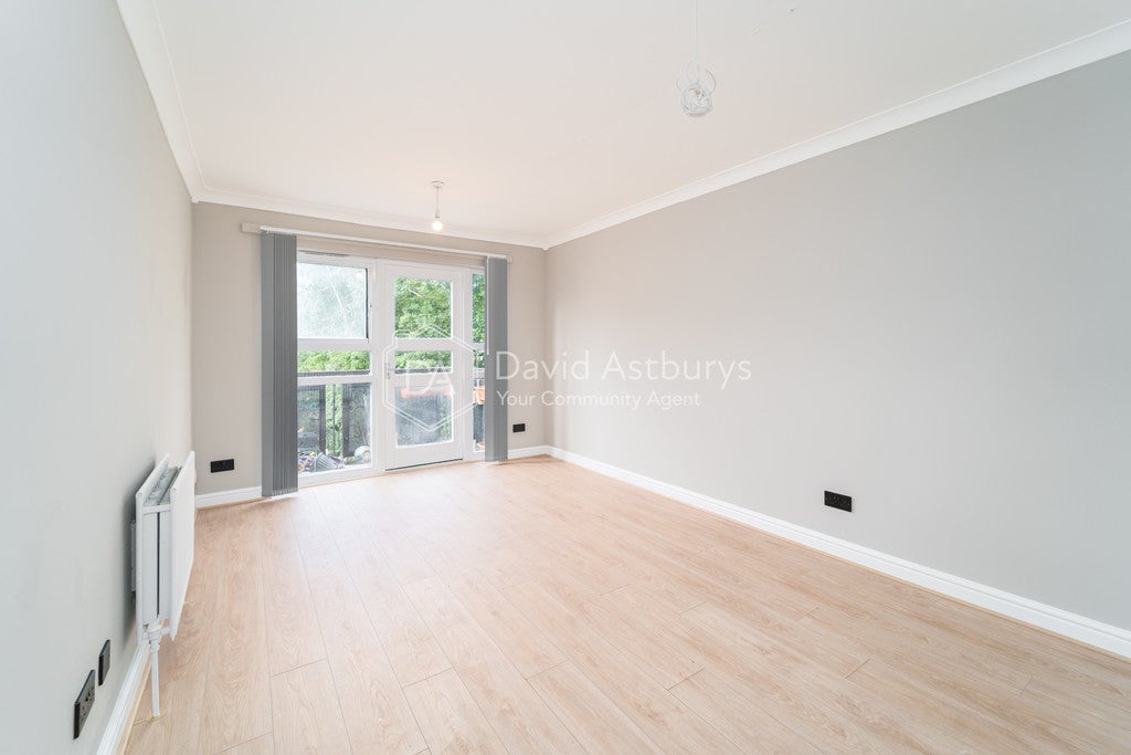 Flat Parkside Crescent in Greater London
