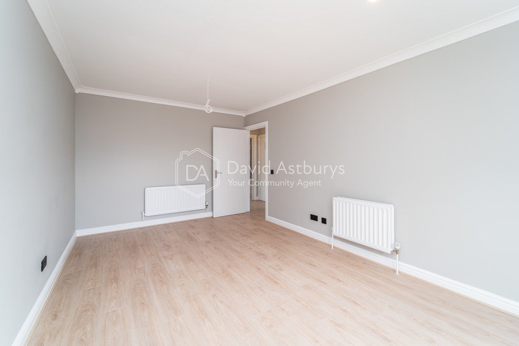 Flat Parkside Crescent in Greater London