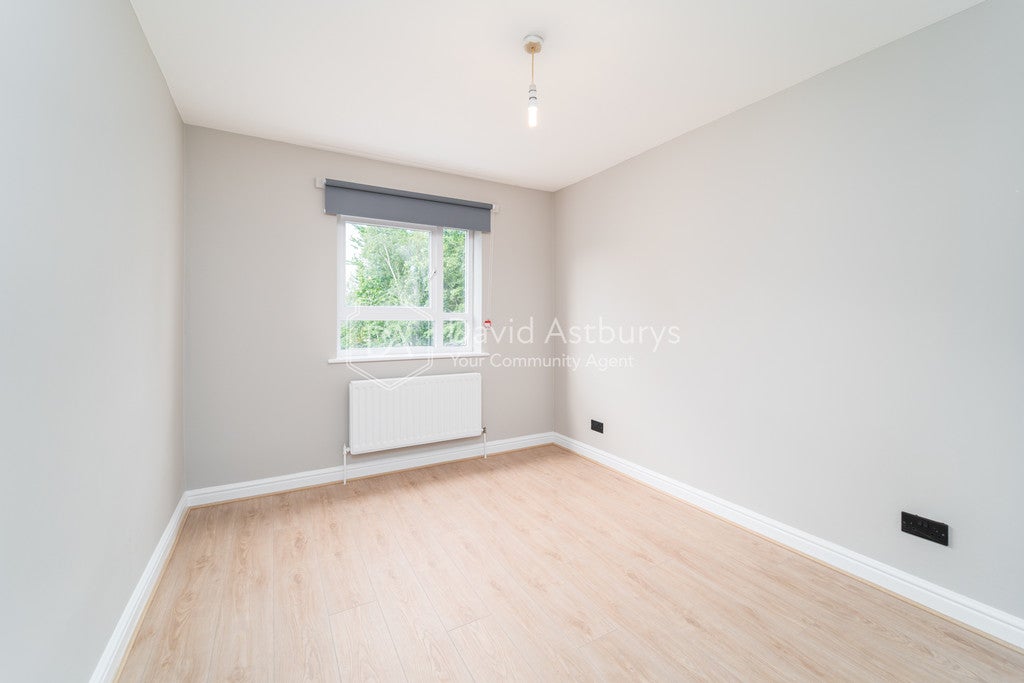 Flat Parkside Crescent in Greater London
