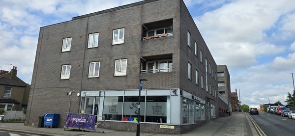 Flat Poppy Drive in London