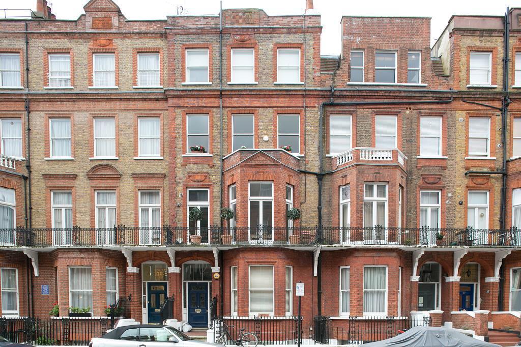 Flat Rosary Gardens in Greater London