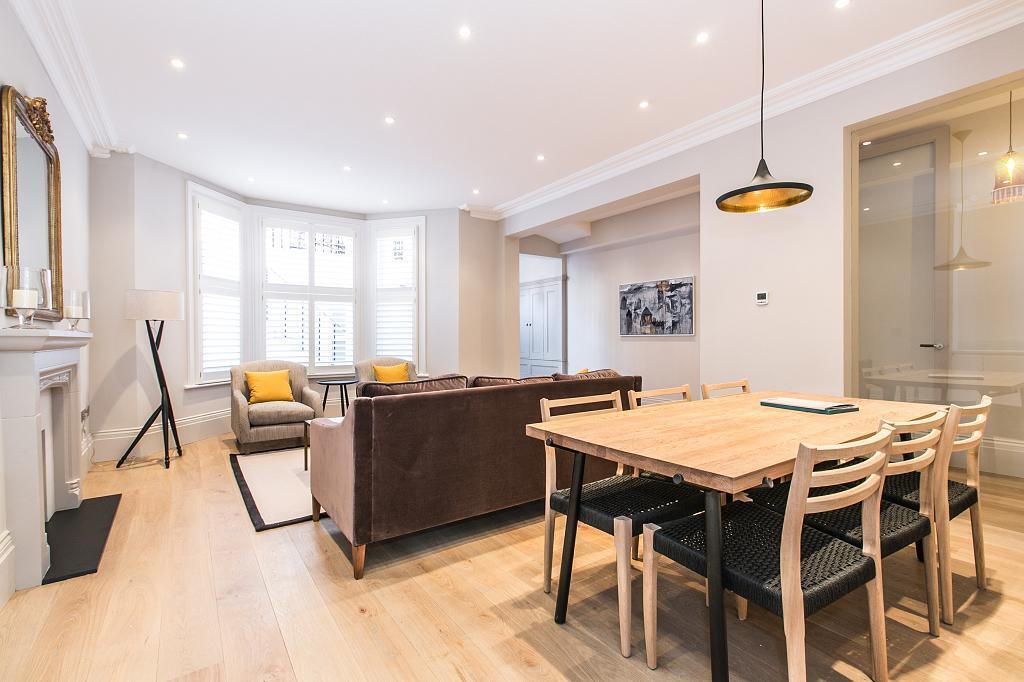 Flat Rosary Gardens in Greater London