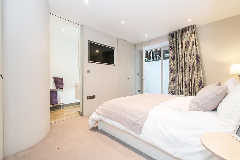 Flat Rosary Gardens in Greater London