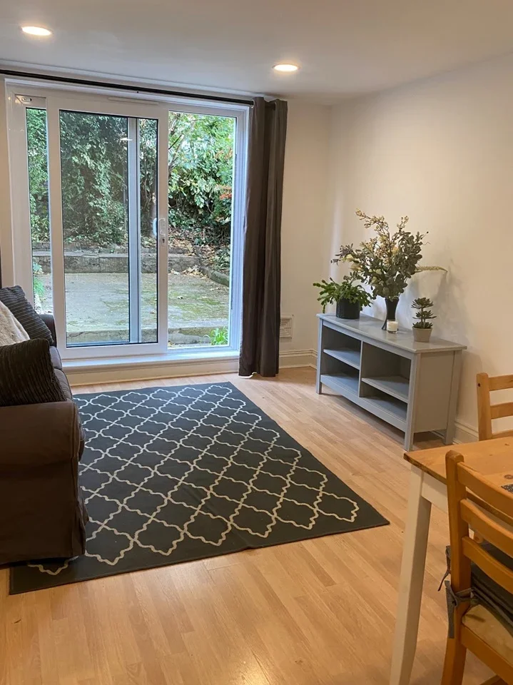 Flat Mayflower Road in Greater London