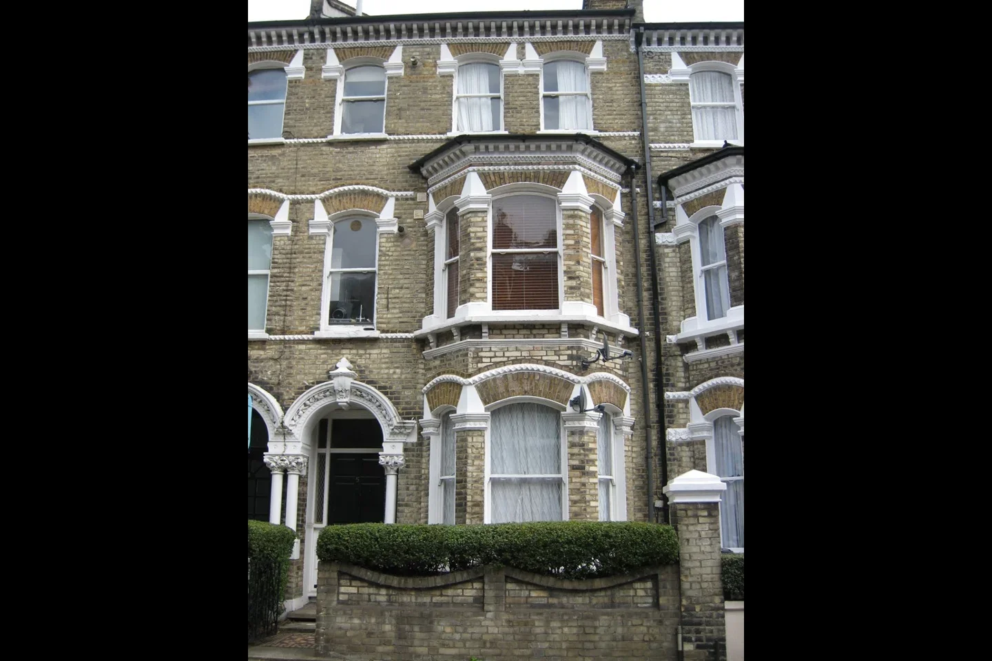 Flat Mayflower Road in Greater London