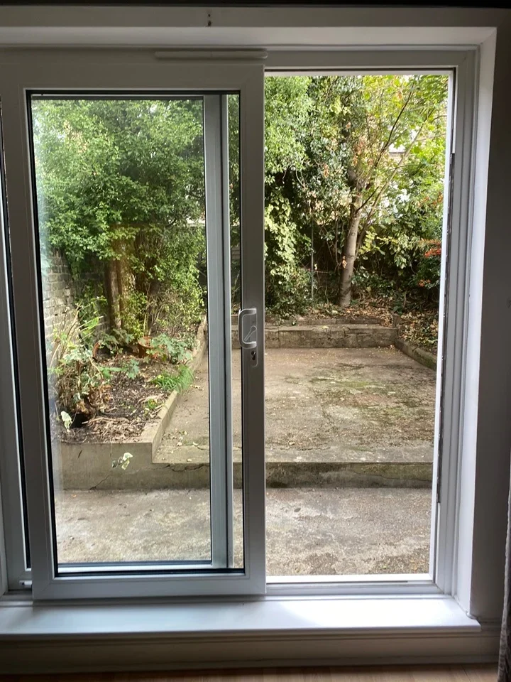 Flat Mayflower Road in Greater London