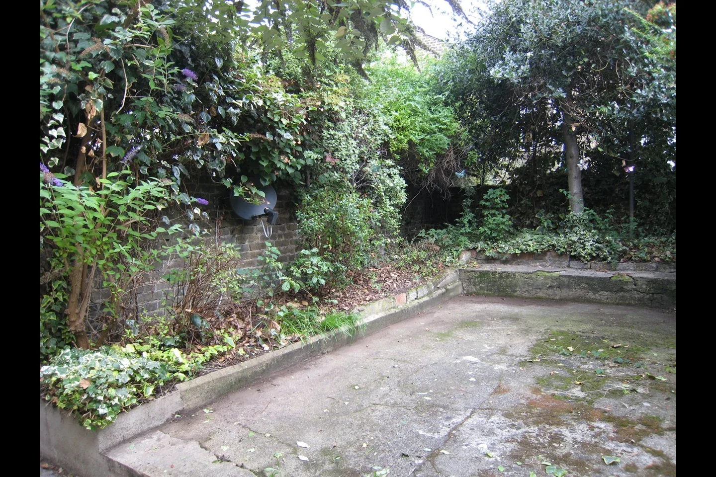 Flat Mayflower Road in Greater London