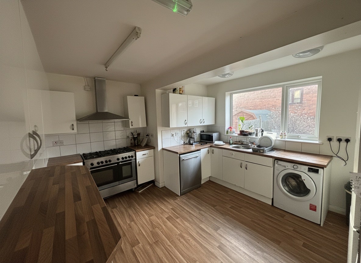 Flat Rolleston Drive in Nottingham