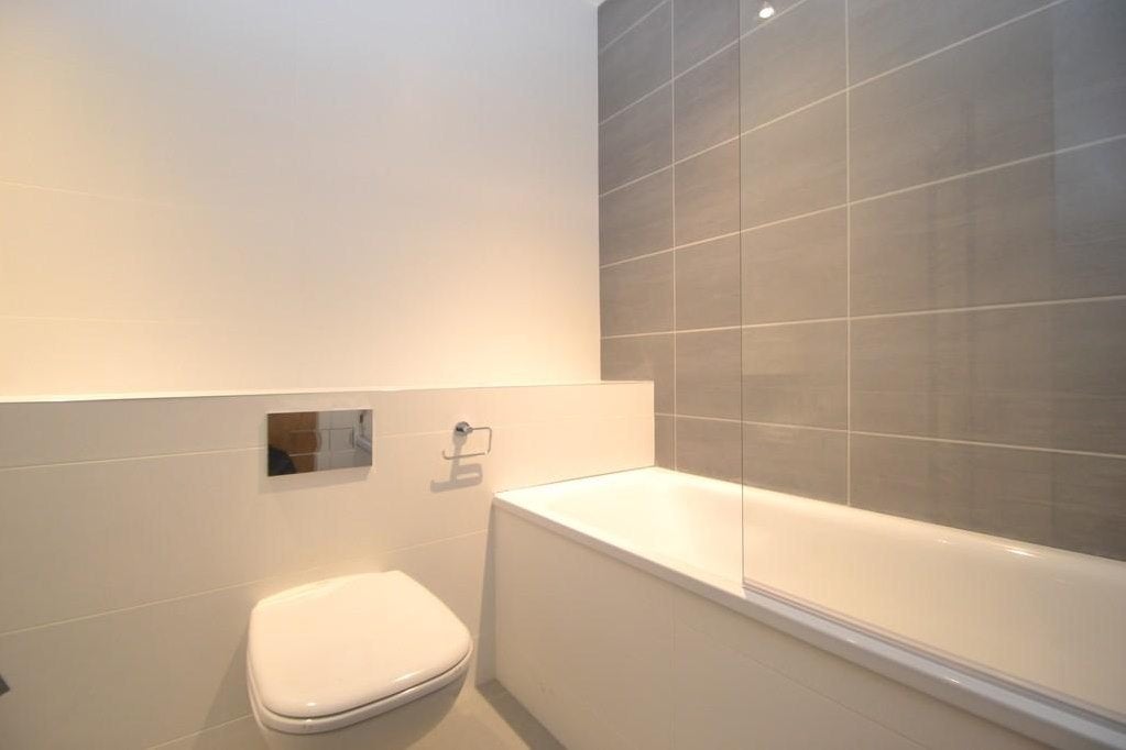 Flat Springfield Place in Greater London