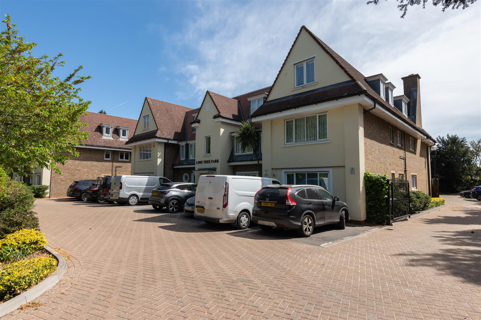 Flat Blagden's Lane in Greater London