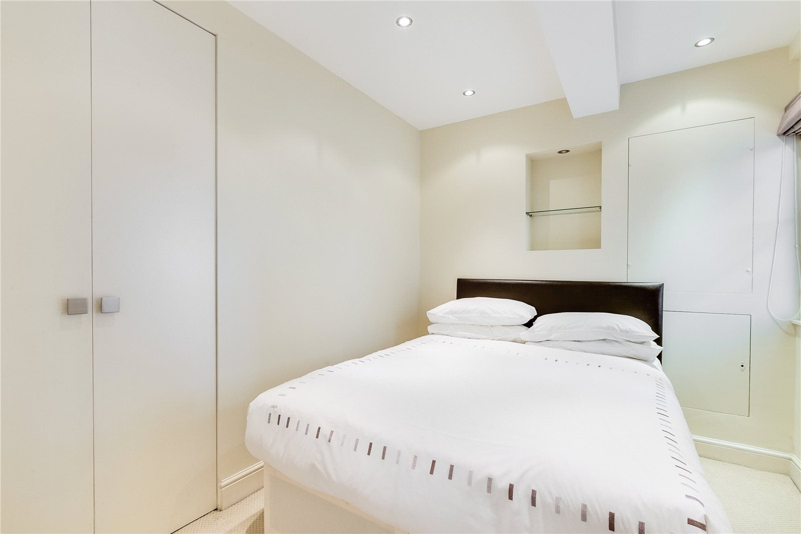 Flat Sloane Avenue in Greater London