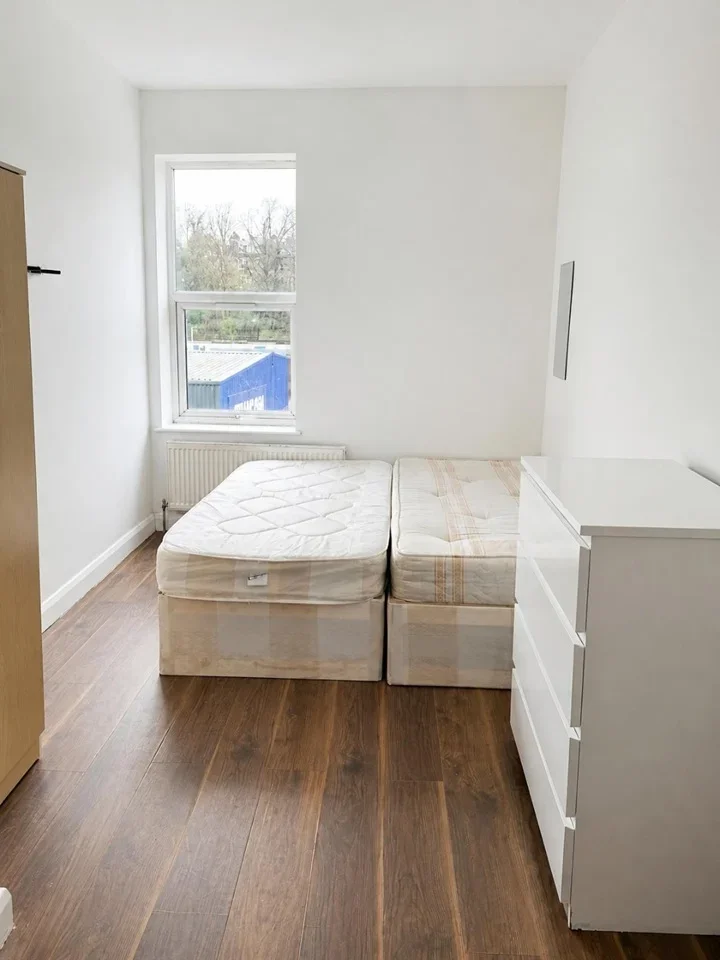 Flat Wightman Road in Greater London