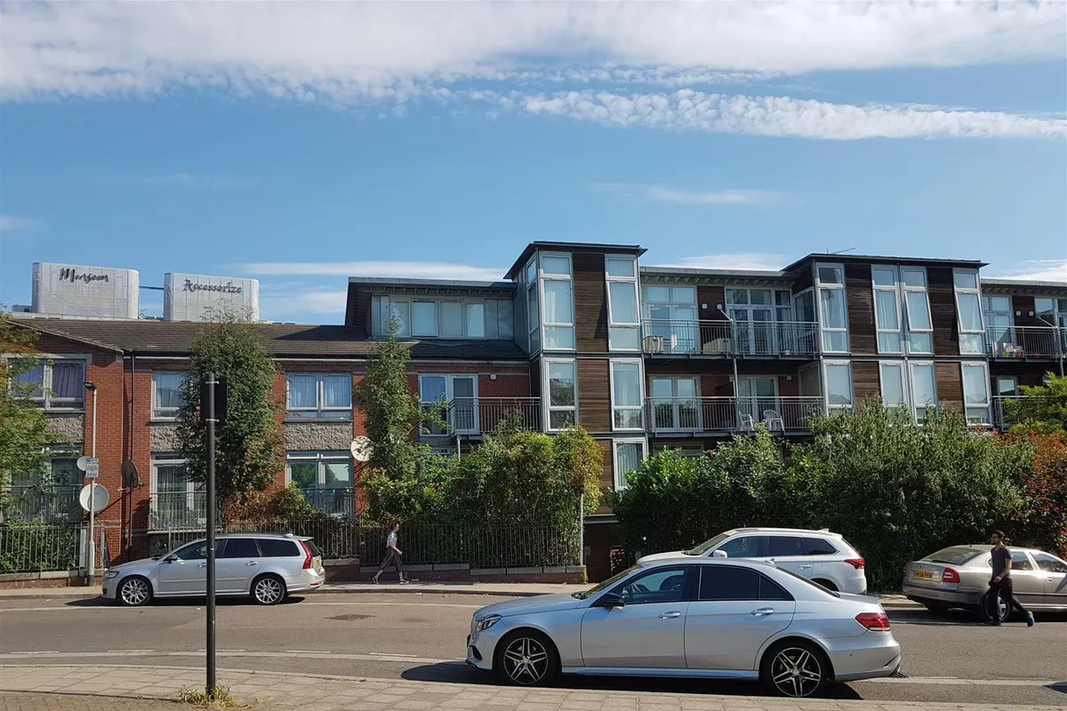 Flat Hunt Close in Greater London