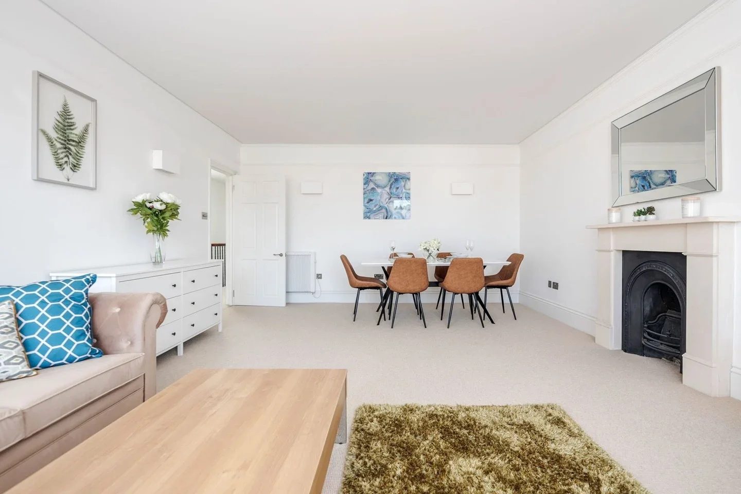 Flat Petersham Place in Greater London
