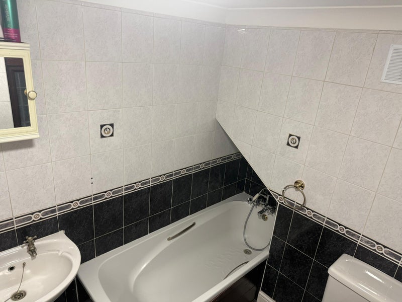 Room Byron Avenue in Greater London