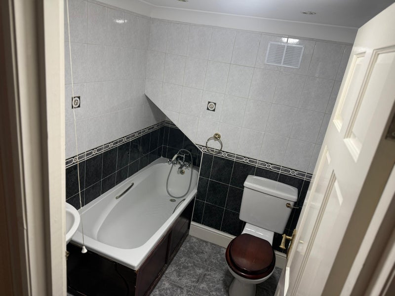 Room Byron Avenue in Greater London