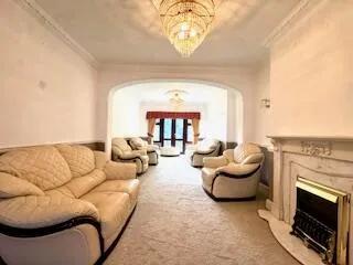 Room Byron Avenue in Greater London