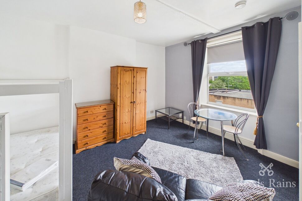Flat Clare Hill in Kirklees