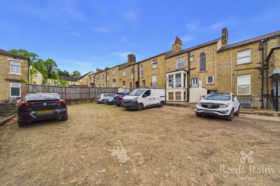 Flat Clare Hill in Kirklees