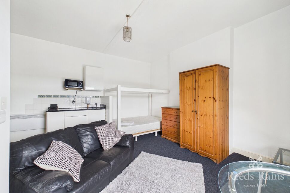 Flat Clare Hill in Kirklees